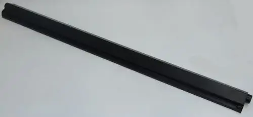 Schwarzes Aluminiumprofil mit durchgehender Längsform, geeignet für die Kondensatablage von Daikin Heizkonvektoren. Keine weiteren Details sichtbar.